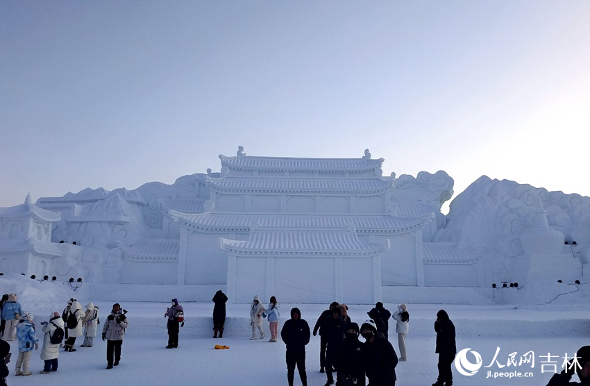 雪雕版云頂天宮再次亮相。人民網(wǎng)記者 關(guān)思聰攝