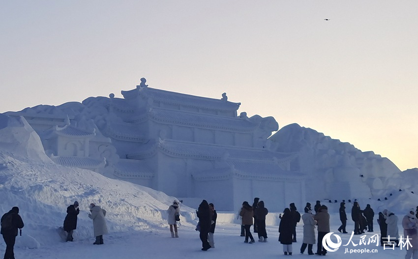 雪雕版云頂天宮再次亮相。人民網(wǎng)記者 關(guān)思聰攝