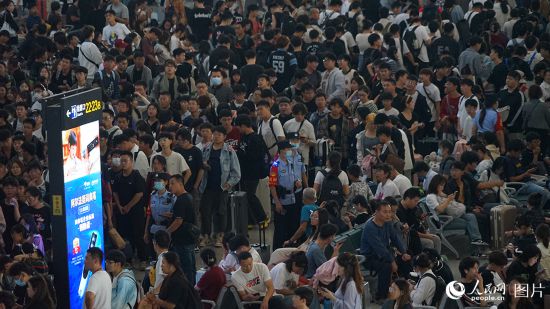 10月4日，河北省石家莊站鐵警傾力護航中秋國慶旅客平安出行。 人民網記者 周博攝