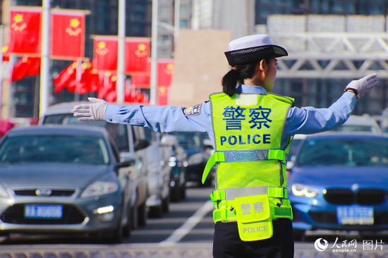 10月1日，甘肅蘭州市公安局交警支隊城關大隊民警正在執(zhí)勤。人民網記者 焦隆攝