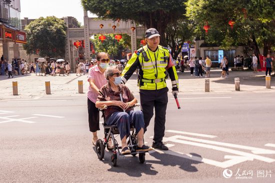 中秋國慶期間，福建福州交警針對重要景區(qū)、路口等人員密集場所，加強路面疏導和秩序管理。人民網記者 蘭志飛攝