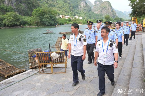 廣西陽朔聯(lián)合執(zhí)法人員在遇龍河景區(qū)巡查，全力保障假日旅游安全。人民網記者 嚴立政攝