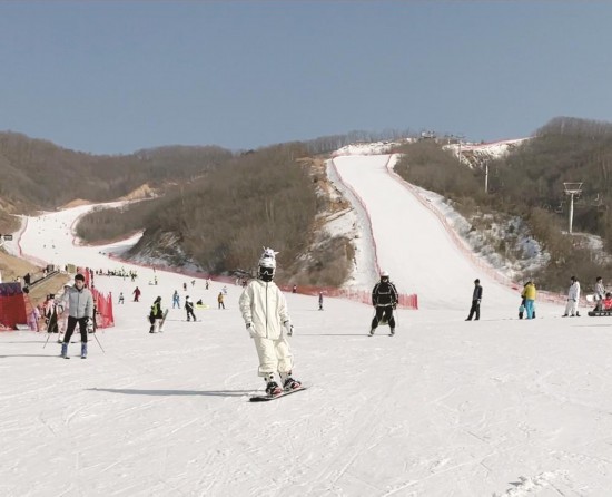 元宵佳節(jié)，滑雪愛好者在延吉夢都美滑雪場自由馳騁，充分享受冰雪運(yùn)動樂趣。 記者 王雨攝